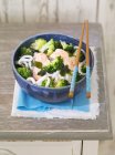 Sopa de miso con brócoli y fideos udon - foto de stock
