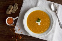 Lenteja con sopa de naranja y zanahoria - foto de stock
