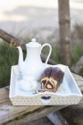 Torta di marmo e caffè su vassoio — Foto stock