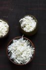 Миски подрібненої білої капусти — стокове фото
