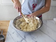 Femme mélangeant la pâte de biscuit au babeurre dans un bol — Photo de stock