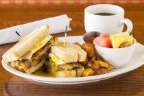Breakfast sandwich with potatoes — Stock Photo