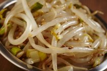 Vista close-up de Sookju Namul salada de broto de feijão — Fotografia de Stock