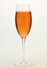 Champagne rose sur fond blanc — Photo de stock