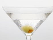 Martini con aceituna verde - foto de stock