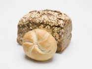 Wholemeal bread and bread roll — Stock Photo