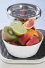 Tigela de frutas frescas e morangos — Fotografia de Stock
