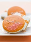 Vue rapprochée des cookies avec des mots de remerciement sur le glaçage coloré — Photo de stock