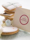 Vista close-up de biscoitos gelados e envelope de papel com palavras de feliz aniversário — Fotografia de Stock