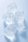Пять кубиков льда — стоковое фото