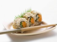 Rollos de sushi vegetariano - foto de stock