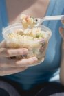 Женщина ест салат из пасты фузилли — стоковое фото