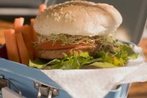 Burger et légumes frais — Photo de stock