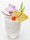Closeup view of Pina Colada with fruit slices — Stock Photo