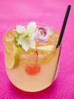 Getränk mit Limetten und exotischen Blumen — Stockfoto