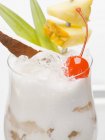 Vista de close-up do cocktail Pina Colada com cubos de gelo — Fotografia de Stock