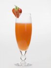 Cocktail aux fraises et au vin mousseux — Photo de stock