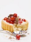 Closeup view of red currant flan with chocolate shavings — Stock Photo