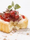 Closeup view of red currant flan with chocolate shavings — Stock Photo