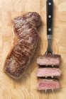Стейк, приготовленный из мяса — стоковое фото