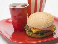 Чизбургер со стаканом колы — стоковое фото