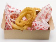 Anelli di cipolla fritti con ketchup — Foto stock