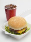 Cheeseburger em caixa de embalagem com cola — Fotografia de Stock
