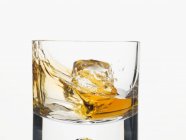 Vista de cerca de Whisky con hielo en un vaso - foto de stock