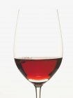Bicchiere con vino letto — Foto stock
