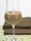 Vista da vicino del liquore alla panna con cubetti di ghiaccio in un bicchiere — Foto stock