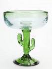 Vue rapprochée du verre à cocktail vert en forme de cactus sur la surface blanche — Photo de stock
