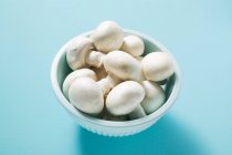 Fresh button mushrooms in bowl — Stock Photo