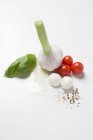 Garlic with tomatoes and basil — Stock Photo
