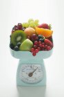 Frutas e bagas em escalas de cozinha — Fotografia de Stock
