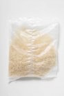 Paquete de arroz hervido en bolsa - foto de stock