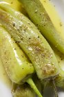 Peperoncini arrosto verdi su piatto bianco — Foto stock