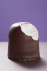 Marshmallow su sfondo viola — Foto stock
