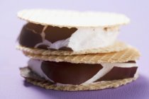 Marshmallows su sfondo viola — Foto stock