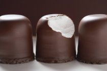 Tres malvaviscos de chocolate - foto de stock