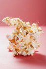 Gebratenes Popcorn mit Karamell — Stockfoto