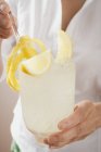 Жінка тримає келих лимонаду — стокове фото