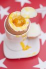 Œuf à la coque molle dans une tasse à œufs — Photo de stock