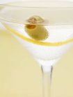 Martini aux olives et zeste de citron — Photo de stock