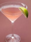 Cosmopolitan with lime wedge — Stock Photo
