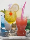 Exotische Cocktails auf Tablett — Stockfoto