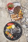 Verdure su barbecue in piatto — Foto stock