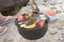 Woman barbecuing food — Stock Photo