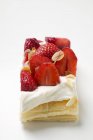 Puff pastry slice with strawberries — Stock Photo