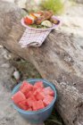 Schüssel mit Wassermelonenscheiben — Stockfoto