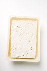 Vista superior de close-up de queijo tofu em recipiente de plástico — Fotografia de Stock